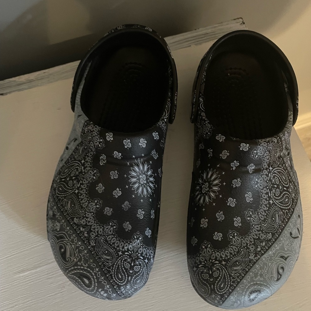 Women’s Navy/Light Blue Bandana Crocs